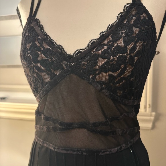 Lace and velvet accent dress - Picture 2 of 5